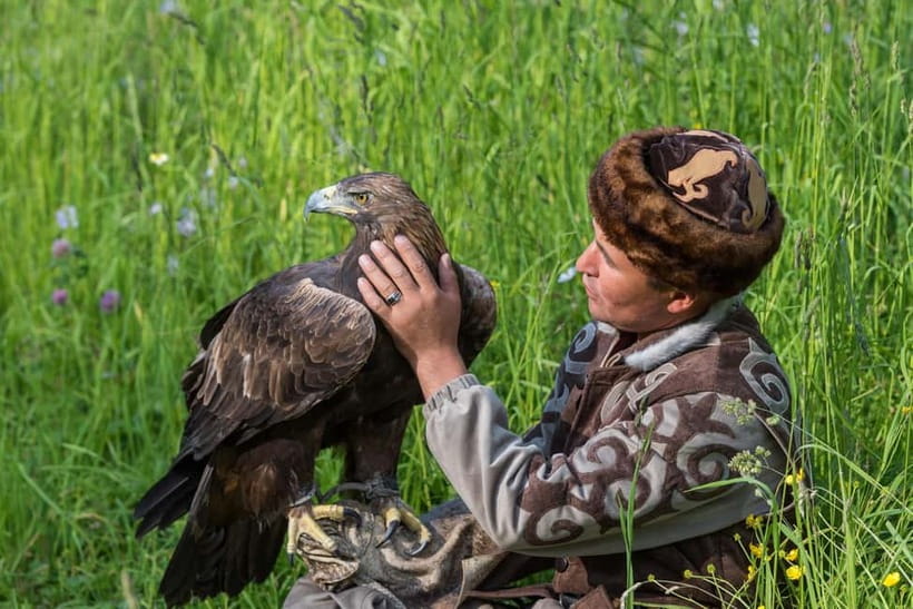 Almaty: Falconry show and Big Almaty Gorge - Alma-Arasan photo stop and guided sightseeing: the warm-up before the gorge