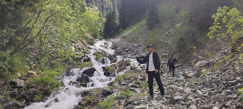 Almaty: Falconry show and Big Almaty Gorge - Medeo and Shymbulak mountain views: the scenic bonus without the stress