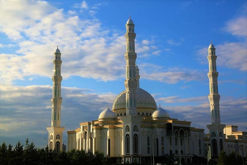 Private Astana City tour: Gude & Food & Winetasting - Getting picked up and settling into a comfortable 6-hour day